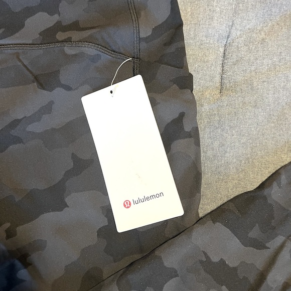** NEW** LULULEMON 3/4 legging black camo - Picture 5 of 6